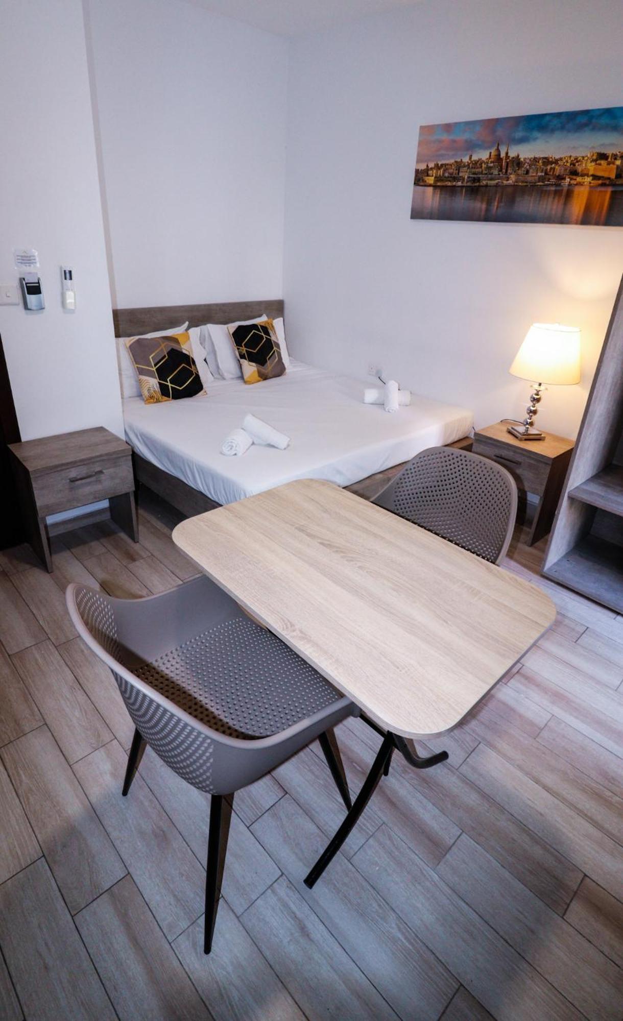 Napoli Suites Studios Aparthotel San Ġiljan Kültér fotó