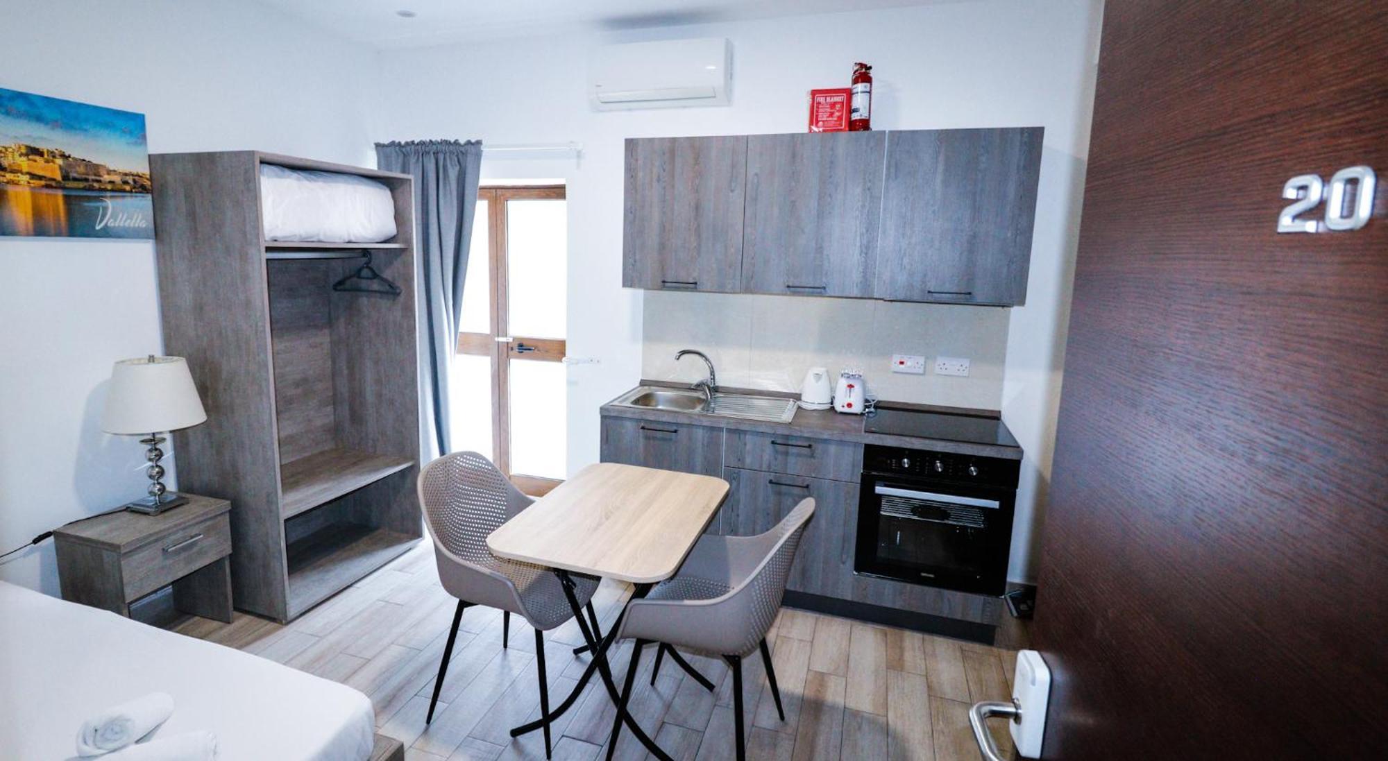Napoli Suites Studios Aparthotel San Ġiljan Kültér fotó