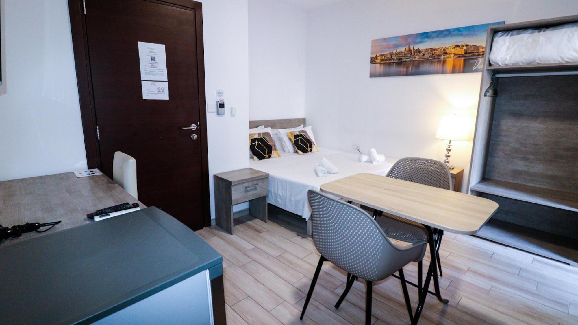Napoli Suites Studios Aparthotel San Ġiljan Kültér fotó