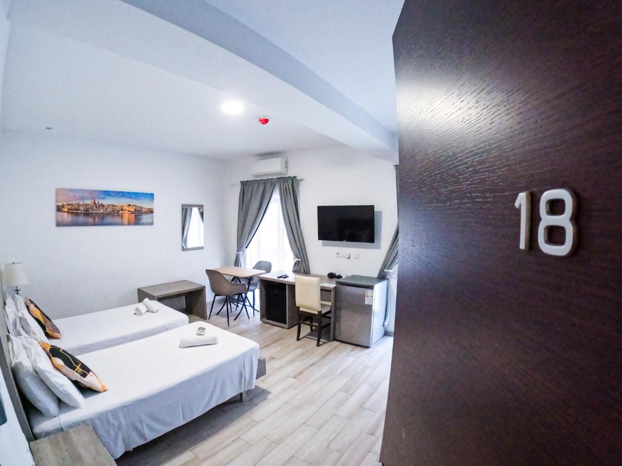 Napoli Suites Studios Aparthotel San Ġiljan Kültér fotó