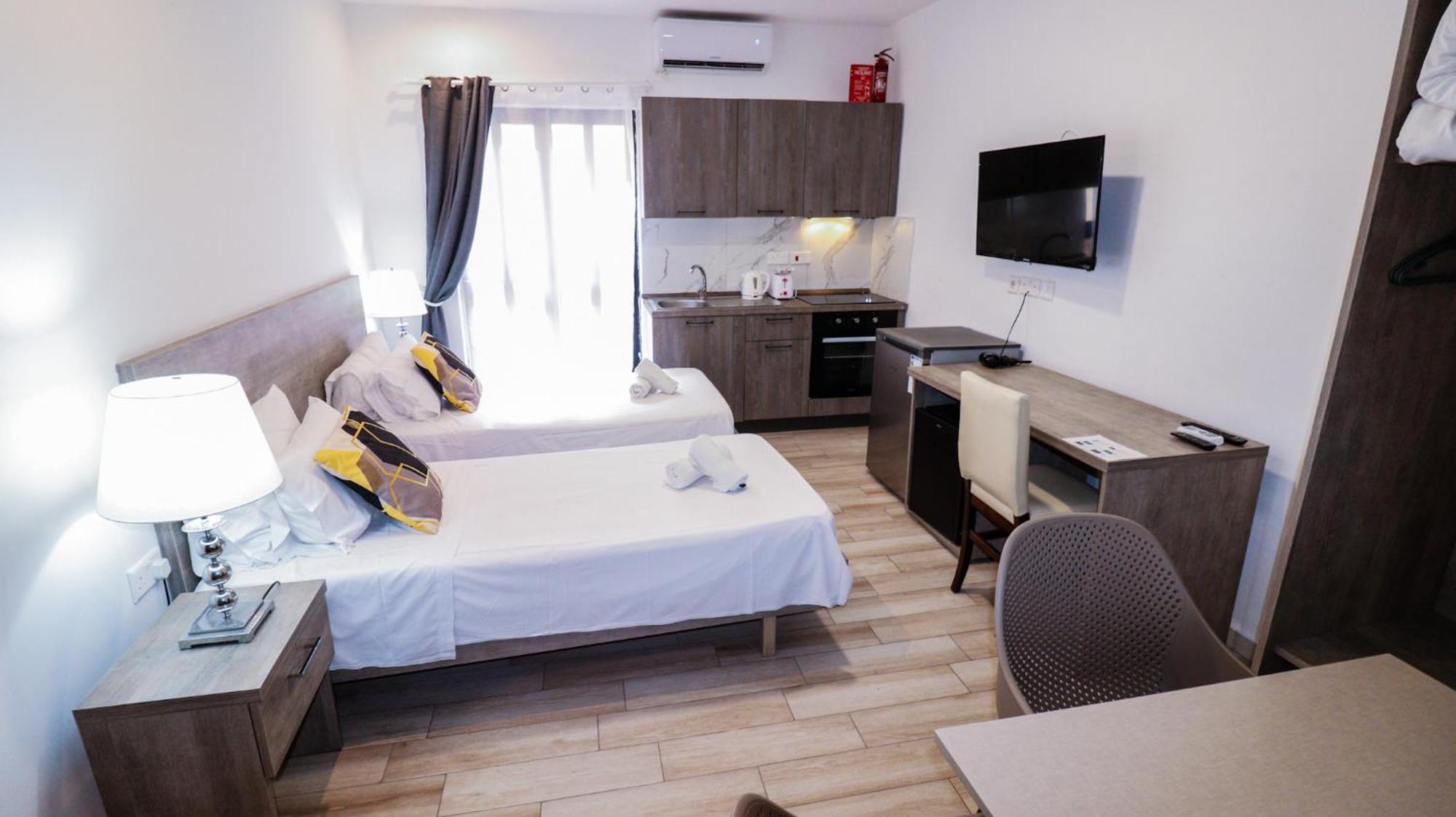Napoli Suites Studios Aparthotel San Ġiljan Kültér fotó